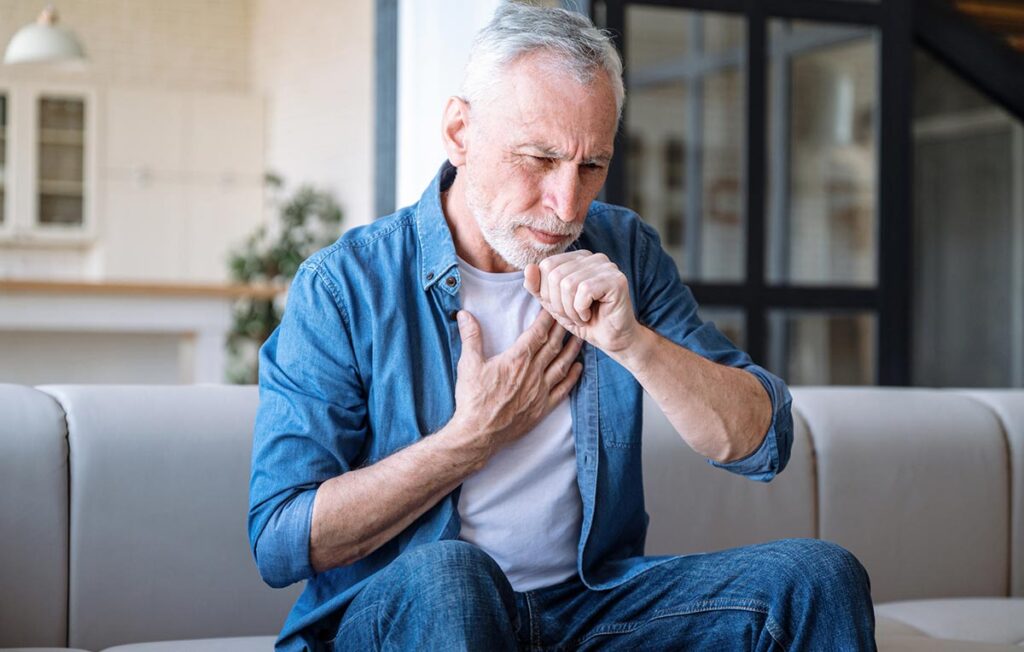 Homem com tosse seca e dor no peito