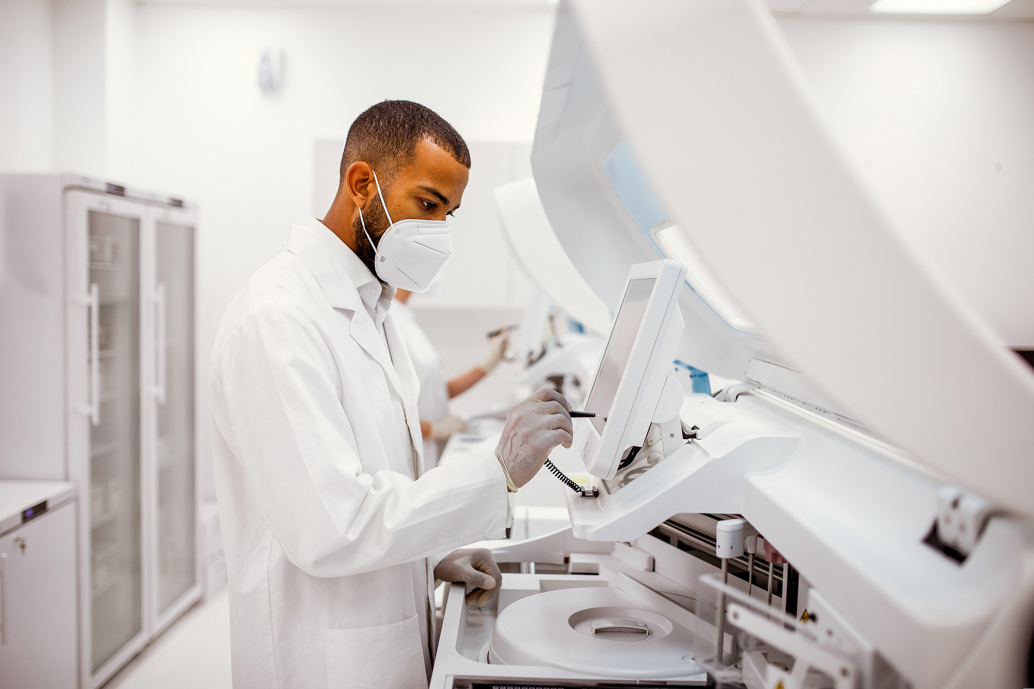 Cientista trabalhando em laboratório