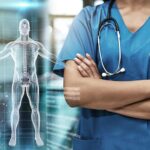 Mulher com roupa hospitalar e projeção de paciente indicando análise de forma personalizada de doenças e necessidades específicas