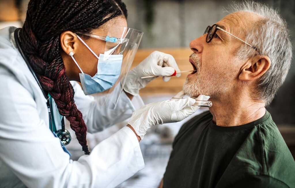 Cientista analisando o microbioma oral de paciente
